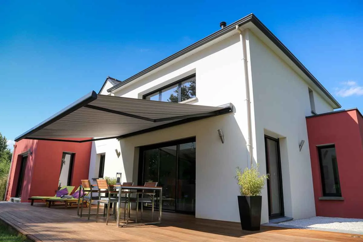 Nowoczesna pergola tarasowa jako praktyczne zadaszenie tarasu